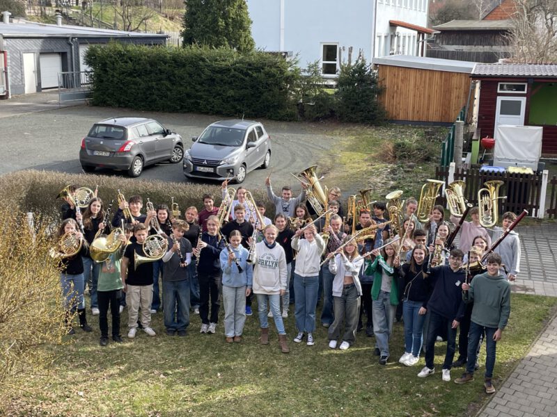 Nasser Kopf und Kinder als Dirigenten